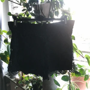 Ginatricot Shorts - Ginatricot short, svarta med ett vircat tyg på utsidan. Storlek 38 men passar även 36. Frakt tillkommer 