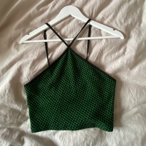 Grön sommartopp 💚 - Säljer denna gröna topp med korsade band. Från förra årets Zara kollektion. Som ny i storlek S