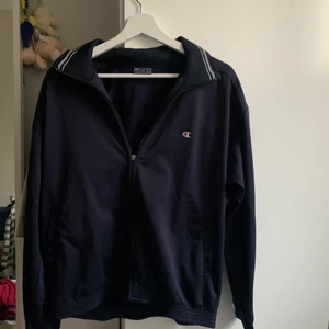 Champion kofta strl S - Snygg Champion kofta i storlek S oversized passform. Fint skick, dragkedjan har gått av men fungerar som vanligt! 