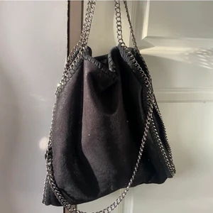 Svart väska med kedjeband  - Svart väska med kedjeband säljes på grund av att den inte kommer till någon använding längre.💞     