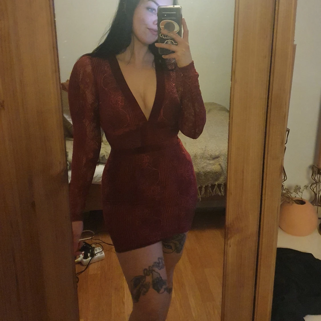 Vinröd klänning i velvet och spets