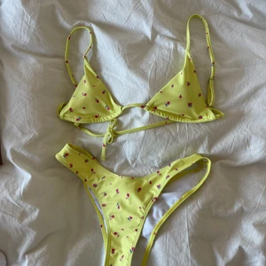 Bikini Shein - Bikini och strandkjol från shein, aldrig använd, storlek S i toppen och M i trosorna