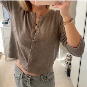 Finstickad kofta  - Finstickad beige kofta från HM. Använd fåtal gånger, därav bra skick! 💝 Storlek M