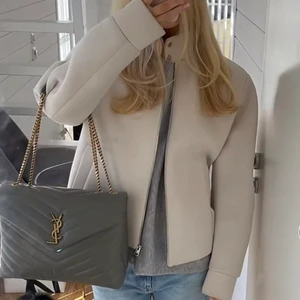 COS jacka - Säljer nu denna populära och snygga COS jackan, slutsåld över allt! Endast testad och lapparna är kvar. Nypris 1000kr💗