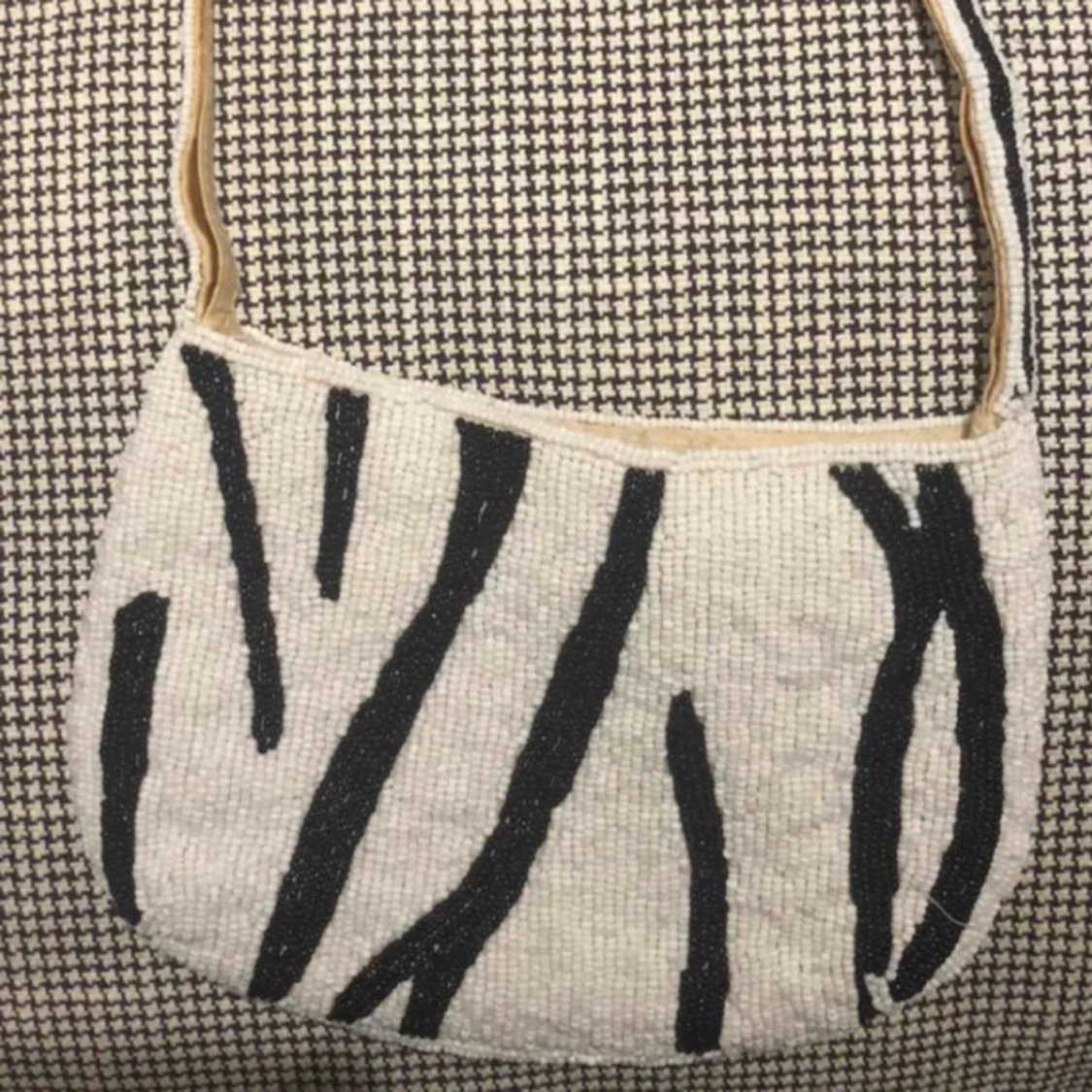 Zebramönstrad axelbandsväska