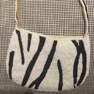 Zebramönstrad axelbandsväska  - Unik liten axelbandsväska i zebramönster! Hela utsidan är gjord av små pärlor. 