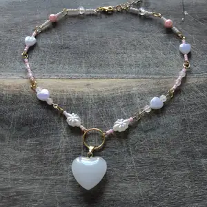 Handgjort halsband med äkta rosenkvarts 💕 betalning via swish ⭐️
