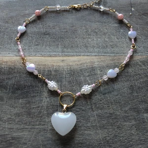 Halsband med rosenkvarts - Handgjort halsband med äkta rosenkvarts 💕 betalning via swish ⭐️