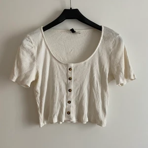 Ribbat topp - Säljer denna vita ribbade topp från H&M ✨ Använd endast 1-2 gånger och väldigt mjukt och fint material! Perfekt nu till sommaren 🌸