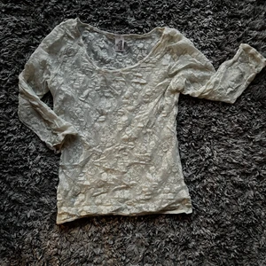 Gullig tröja - Super söt tröja/topp från wolford, den är ganska genomskinlig och är blommönstrad. Ganska tajt passform. Skriv till mig om ni vill ha fler bilder eller har frågor❤️‍🩹