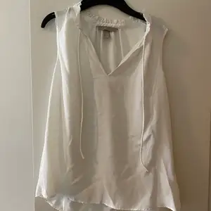 En söt vit blus från H&M som är köpt förra sommaren men inte kommit till användning då den varit för tajt. 
