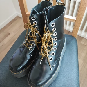 Dr Martens JADON  - Har fått inse att dessa godingar tyvärr är för stora. Sparsamt använda. Lite slitage finns på ena skon (se bild). Köpta för 2600 kr. Säljer för 1700 kr, kan gå ner lite i pris vid snabb affär. Finns i Hässleholm, kan skickas mot (troligen dyrt) Porto. 