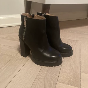 Diesel, boots 36 - Svarta boots i skinn från Diesel. Ca 8 cm klack. Jag bär vanligtvis stl 36-37. Nypris: 2600 kr. Använda 1 ggr inomhus. Säljes då jag tyvärr ej kan gå längre sträckor i klackar. 