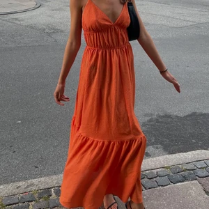 Orange HM klänning - Säljer denna populära från H&M. Den är omsydd från en stolek 44 till en 36/38. Säljer pga fick inte användning för den <33 Budgivning nu, då många va intresserade