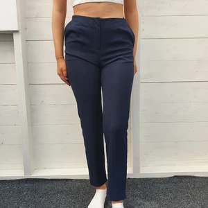 Blå kostymbyxor wera - Mörkblå kostymbyxor från Wera Stockholm i storlek 34. Midjemått ca 75 cm, innerbenslängd ca 70 cm. Fickor fram men inte bak. Nyskick! 200 kr + frakt <3