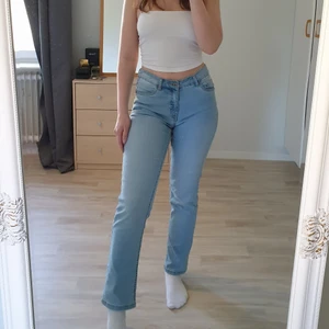 Blå stretchiga jeans - Blå stretchiga och bekväma jeans.