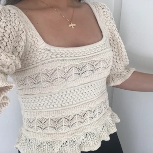 Virkad sommartröja - Säljer denna supersnygga virkade toppen i en underbar beige/vit färg från ZARA i storlek S😍 så skön o snygg till precis allt nu i vår och sommar❤️  nästan som ny då den använts endast fåtal gånger! köparen står för frakt/det fraktalternativ som föredras✨