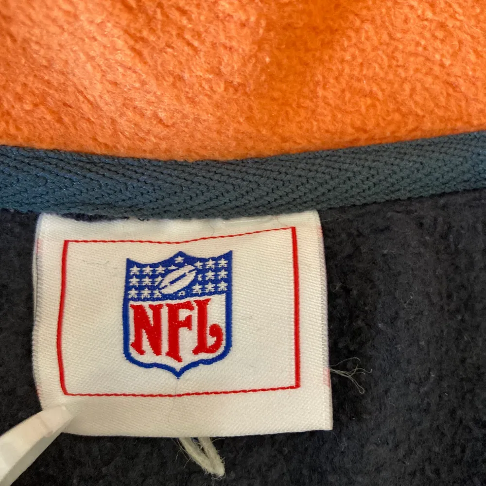 Fleecetröja NFL riktigt fin färg kombo o perfekt skick. Importerad från USA. Ingen storlek på lappen, men sitter som en L.. Tröjor & Koftor.
