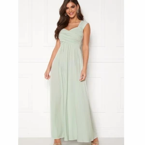 klänning från Bubbleroom i storlek S - Ljust grön/ mintgrön långklänning från Bubbleroom, helt oanvänd med lappar kvar. Passar till bröllop, bal eller annan fin tillställning! Köpt inför ett bröllop, men valde en annan klänning och hann inte skicka tillbaka. Nypris 359 kr, säljer för 150 (frakt inte inkluderat)