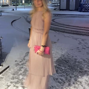 Balklänning - Super fin balklänning endast använd en gång. Inga defekter och är i mycket bra skick!💓