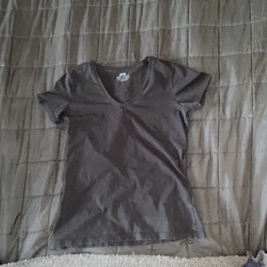 Race marine storlek 38 passar xs/s - Fin tröja helt enkelt. Vanlig svart tröja med v ringning 