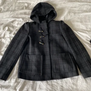 Kort Kappa - Kort ”rutig” kappa i storlek 36 från hm