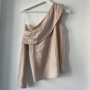 NA-KD blus - En NA-KD blus i collab med Hanna Friberg, storlek 36!