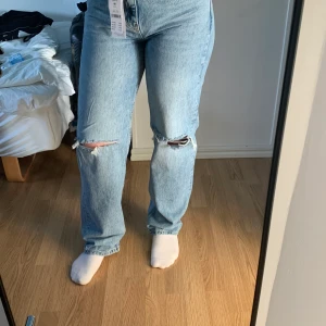 Jeans i storlek 36 - Säljer mina helt oanvända (förutom på bild) jeans från Gina tricot. De har hög midja och slitna knän. Jag är ca 164 cm.