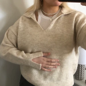 Stickad tröja - Chiquelle  - Stickad tröja med snygga detaljer. Storlek Onesize