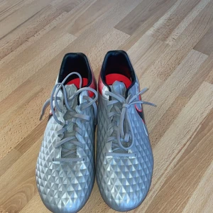 Nike tiempo legend - Nike tiempo legend 8 pro                               Nike tiempo storlek 45,5 passar 45               AG dobbar (gräs och konstgräs dobbar)     Aldrig använda!                                                 Pris kan sänkas vid snabb affär.