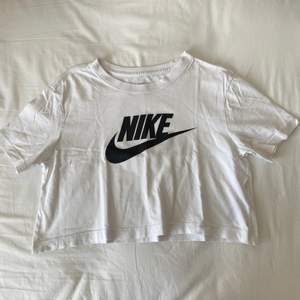 Croppad Nike t-shirt i stl XS. Köpt för 300kr