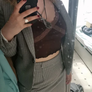 H&M kavaj kjol bälte svartvitt  - Jag säljer kjolen, kavajen och bältet. Allting är i bra skick. Både kavajen och kjolen sitter tajt på kroppen. Frakten inkluderat i priset