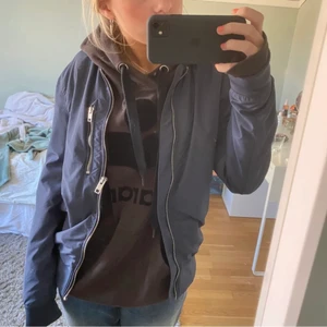 Jacka - Nice vårjacka tunn och supersnygg färg! Knappt använd💕