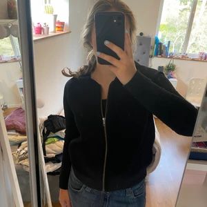 Svart kofta  - Från samsøe samsøe. Lite sliten vid kragen. 