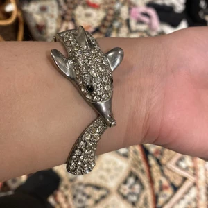 Dolpin armband - Hej jag säljer min fina armband köpare står för frakten