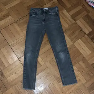 Gråa jeans stl 34 inga skador eller fläckar