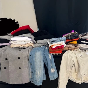 Kläder - Säljer kläder inför flytt. De flesta är i storlekarna XS och S, finns också något plagg i M. De är från gott till nytt skick.   Kläder för alla olika tillfällen; 10 hoodies/koftor 3 jackor 4 stickade  12 finare långärmade 6 klänningar 3 nederdelar 15 toppar  Hämtas så fort som möjligt!
