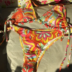 Färgglad bikini set - Säljer ett bikini set i storlek S. De är endast testade en gång✨. Säljer hela setet för 75kr.🥰 betalning sker via swish! Köparen står för frakten alternativt mötas:)