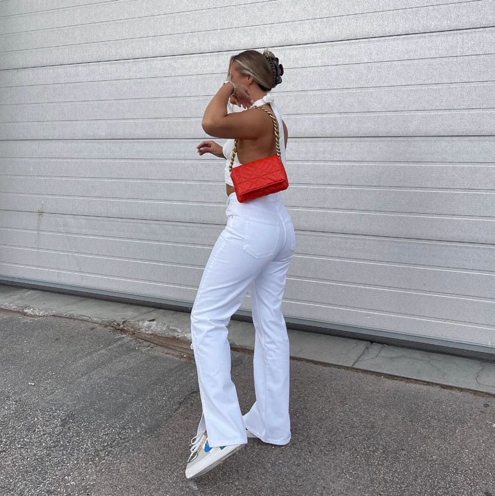 Vita jeans från Gina Tricot, med slits längst ner. Strl 38, använda 1 gång. . Jeans & Byxor.