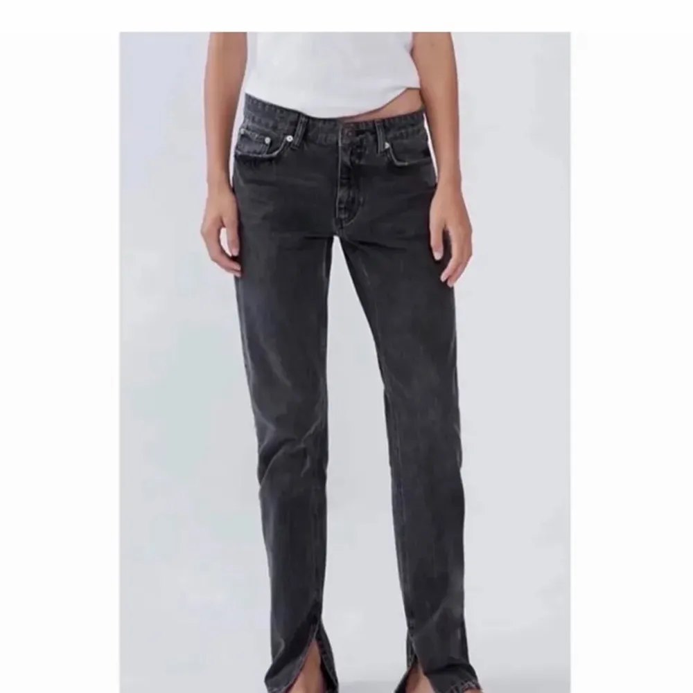 Säljer de populära zara jeansen med slit. Storlek 36. Använt sparsamt, därav bra skick. Buda i kommentarerna 💝. Jeans & Byxor.
