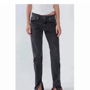 Zara jeans med slit - Säljer de populära zara jeansen med slit. Storlek 36. Använt sparsamt, därav bra skick. Buda i kommentarerna 💝