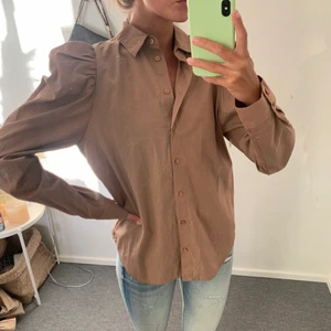 Söt oversized skjorta  - Söt skjorta som tyvärr aldrig kommer till användning i en fin ljusbrun färg 