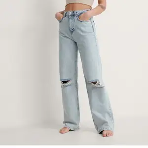 Ett par ljus blåa jeans från NA-KD som aldrig är använda. Jag säljer dem då de är för små för mig och glömde lämna tillbaka dem. Jeansen är i storlek 36 och jag säljer dem för 450kr då original priset är 549kr. 