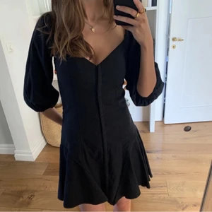 Klänning Zara - Populär svart klänning från zara som aldrig är använd och har lappar kvar! Köpt för 399kr. Kan mötas eller så står köparen för frakten 