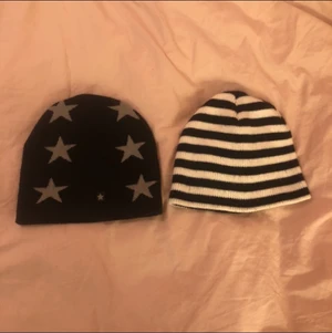 Mössor randig stjärnor y2k - Två mössor🖤 ena med stjärnor på och andra är randig