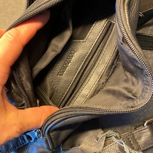 Din donna - Liten magväska att ha över axeln. I svart skin från don Donna. Använd vid ett fåtal tillfällen så jättefint skick! Perfekt till sommaren! 