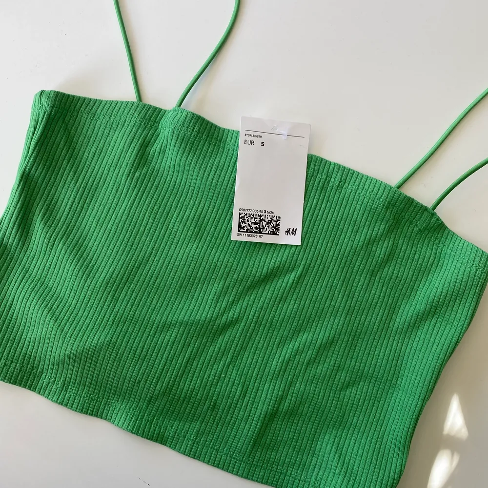 Helt nytt grönt linne från h&m med prislapp kvar, säljs pågrund av att det inte kommit till användning. Linnet är i storlek S, nypriset är 99:- men säljer för 60kr. Toppar.