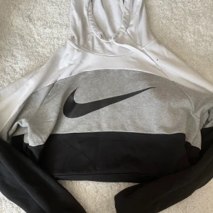 Nike hoodie - Nikehoodie i strl L. Den är inte croppad utan vara vikt.