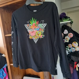 Svampbob tröja  - Använd en gång ps lite små hål i tröjan men går nog att laga. Ps finns katt i huset. 