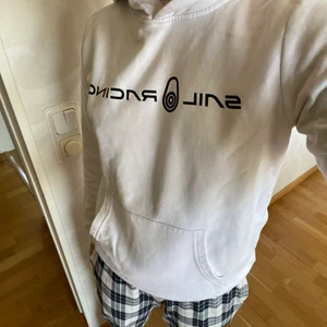 sail raicing - vit sail racing hoddie i storlek 150 men passar mig som är s <3 den har en liten fläck därfram så drar av det på priset🥰(fläcken kan ses på tredje bilden) nypris 700kr (på stadium) 